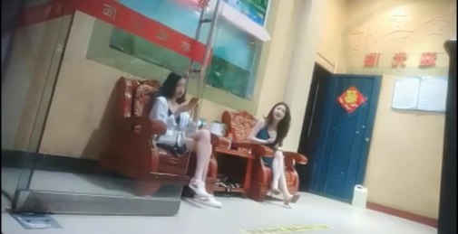 按摩店内挑的眼花缭乱，最后选了一个气质人妻熟女