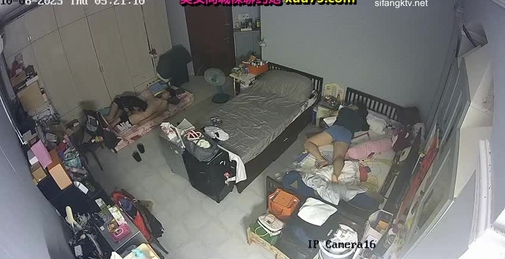 破解摄像头偷拍姐姐带男友回家过夜早上当着妹妹的面帮男友爆 妹妹尴尬无奈转身睡