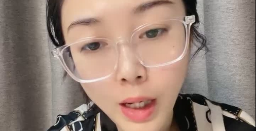 御姐范眼镜气质美女！苗条身材脱衣舞！细腰扭动黑丝美腿，M腿掰穴特写，逼毛杂乱贫乳